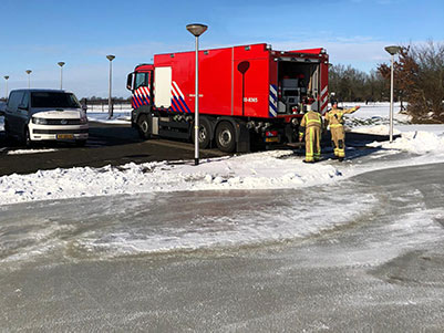 Hulp van de brandweer voor sproeien IJsbaan Sietsenveen