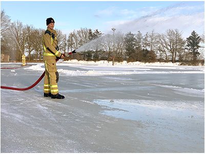 Brandweer voor sproeit IJsbaan 't Sietsenveen