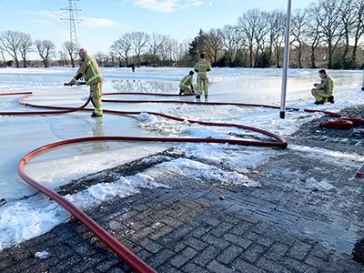 IJsbaan Sietsenveen. Brandweer Beilen brengt veel water
