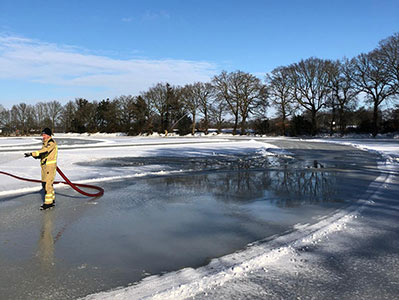 IJsbaan Sietsenveen. Brandweer Beilen aan het sproeien
